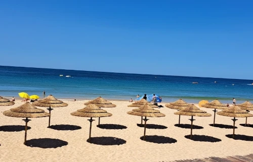 playa con sombrillas de junco africano proteccion